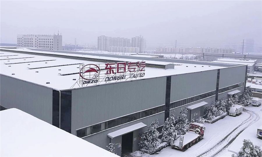 大雪覆蓋的車(chē)間 大雪覆蓋的車(chē)間