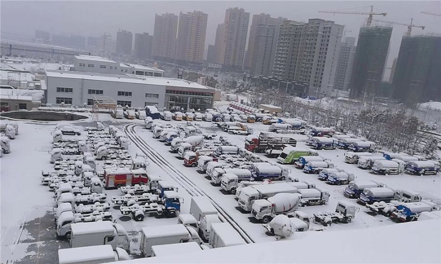 大雪覆蓋的消防車(chē) 大雪覆蓋的消防車(chē)